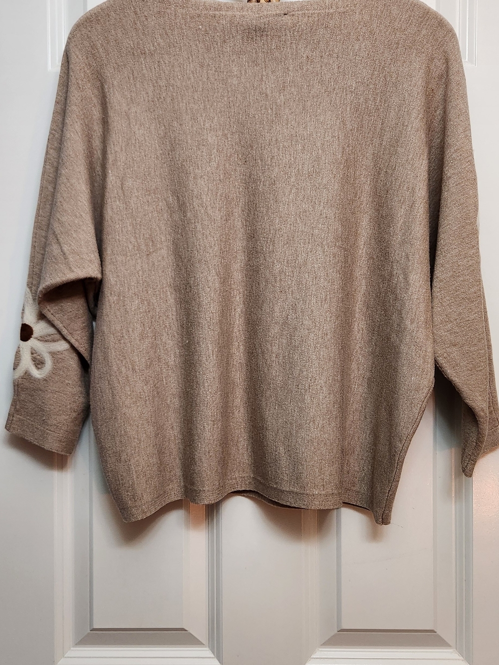 Aaeda Brand, Beige Floral Appliqué Women's Sweater. L - Picture 7 of 10